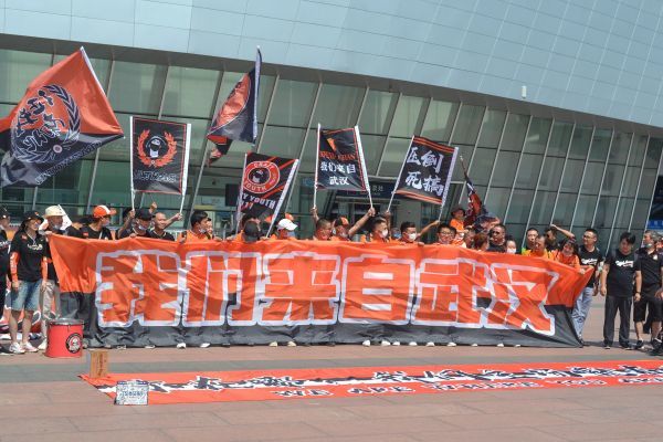 -关于天王巨星现身助威，球迷热泪盈眶！的信息