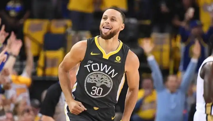 勇士力克独行侠,库里逆天三分 勇士力克独行侠,库里逆天三分