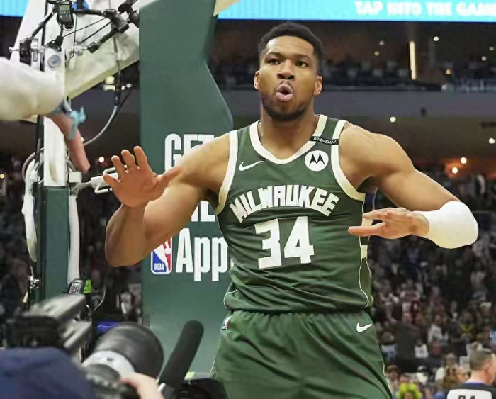 -雄鹿主场大胜灰熊，字母哥轰下40分的简单介绍