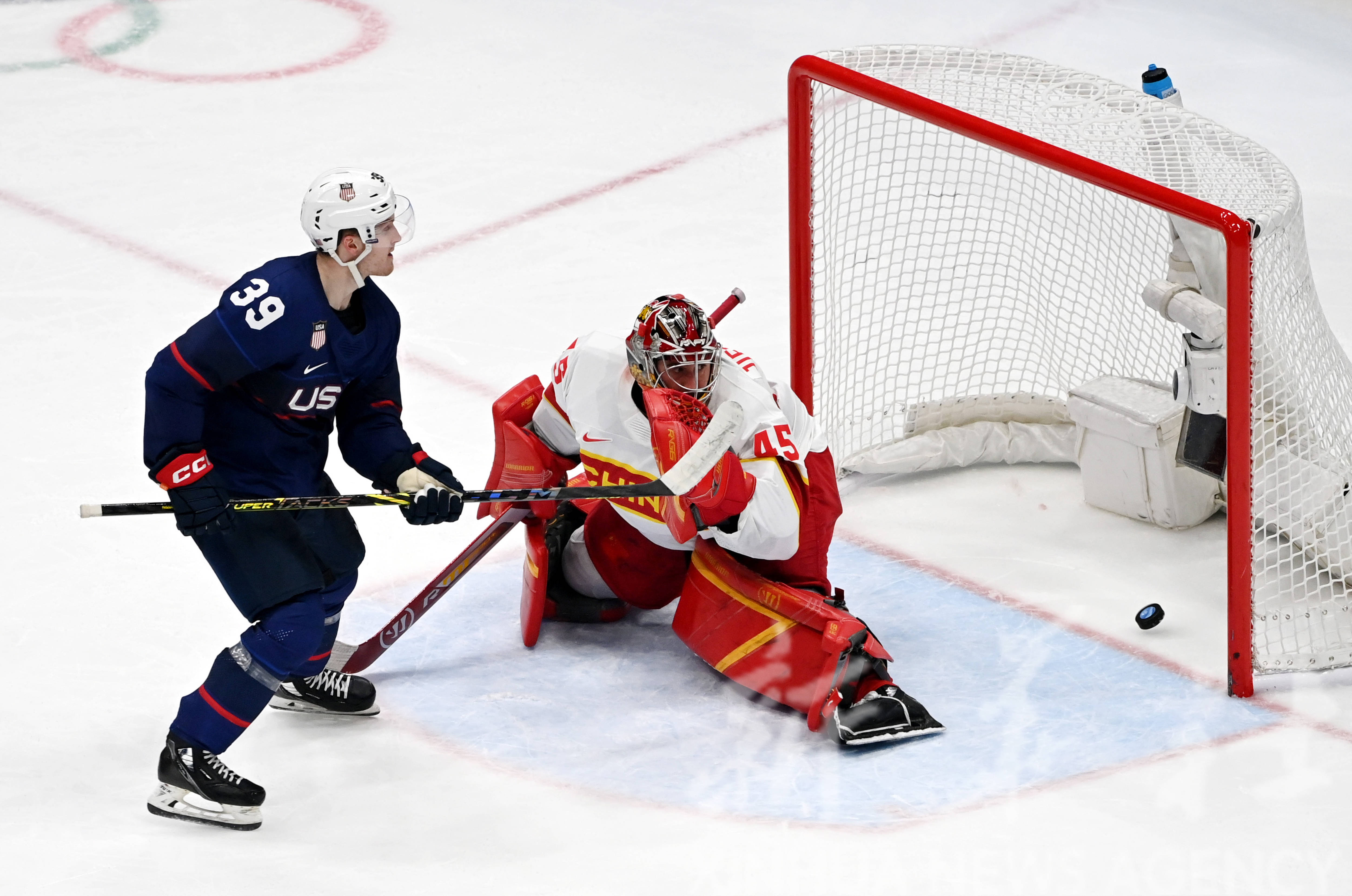 包含冷门频出！冰球战况跌宕起伏的词条